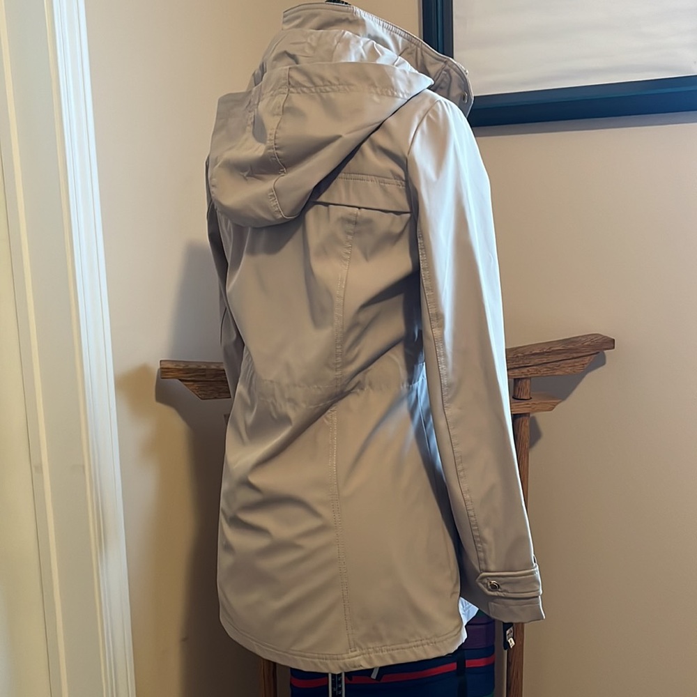 Adorable looking little Rain Coat, perfect for rainy days - Picture 2 of 8
